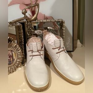 EUC 💠 ECCO “Crepetray” Chukka Boot in Creamy-white full grain leather. Size 9/40